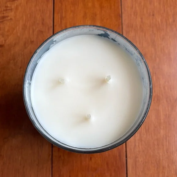 Bath & Body Works Midnight Snow Candle - Picture 3 of 4